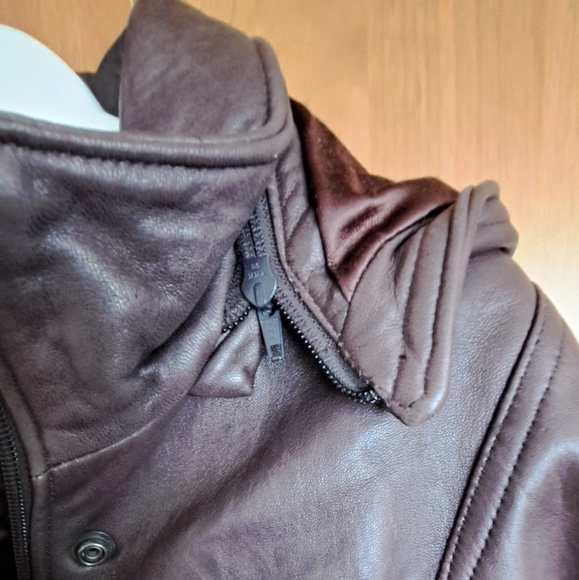 Canadian Made Leather coat with detachable hood. - Picture 4 of 10
